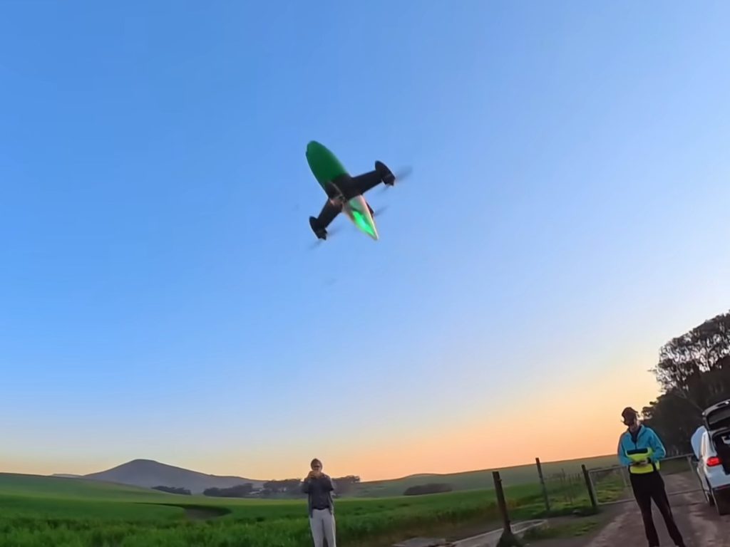 មិនចេះចូលក្លឹប តែឪពុកកូនពីរនាក់នេះ ចេះបង្កើត Drone ដែលអាចហោះបានលឿនបំផុតនៅក្នុងពិភពលោក!