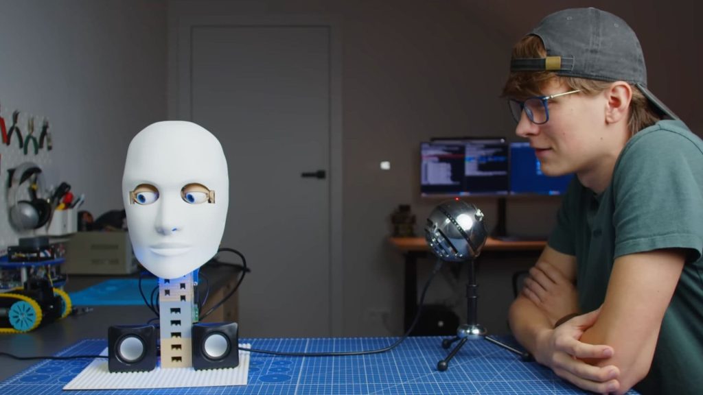 មិនចេះនិយាយដើមគេ តែនេះគឺជាក្បាលមនុស្សយន្តកែឆ្នៃថ្មី ដែលអាចនិយាយ និងឆ្លើយសំណួរបាន!