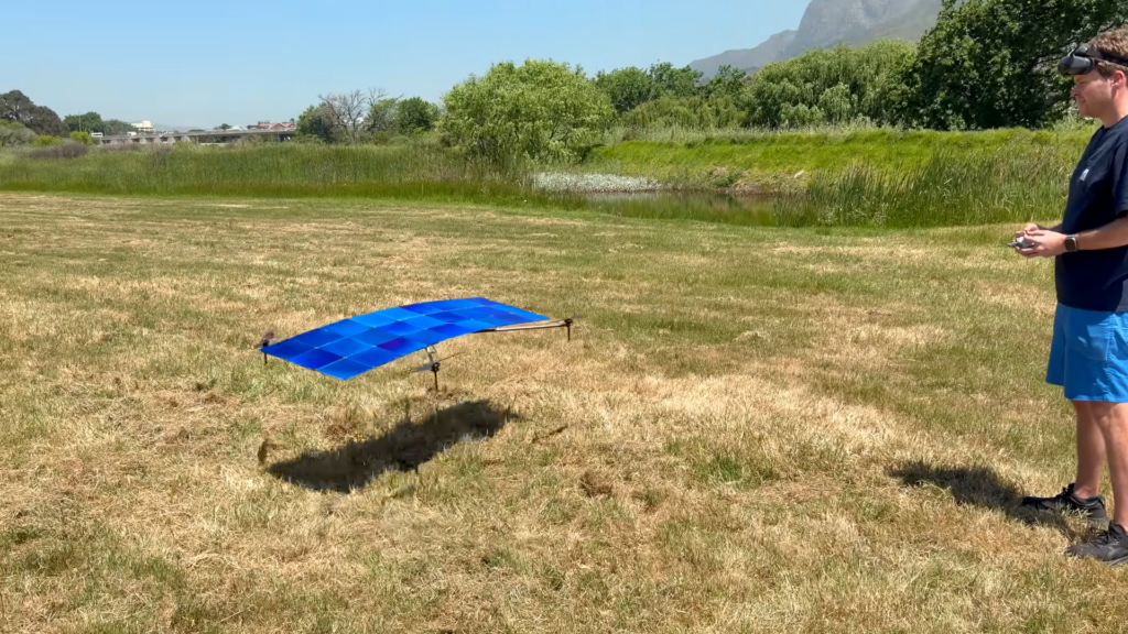 មិនចេះទៅសាកថ្មជីវិតនៅសៀមរាប តែក្មេងតូចម្នាក់នេះ ចេះបង្កើតដ្រូនដែលអាចហោះបានដោយគ្មានថ្ម!