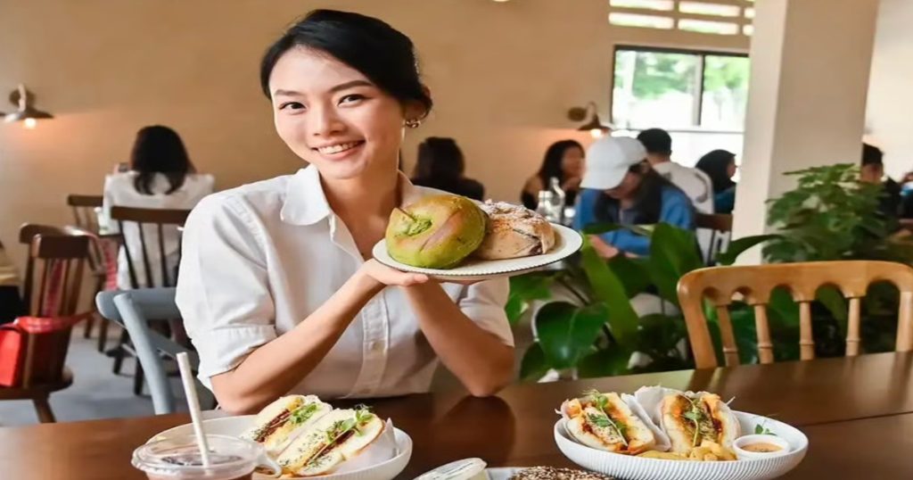 លាឈប់ពី Flight Attendant នៅក្រុមហ៊ុន Emirates មកក្លាយជាថៅកែហាងនំដ៏ល្បីមួយ!